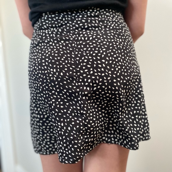 SHEIN ladies black mini skirt with zip up back - Picture 6 of 6